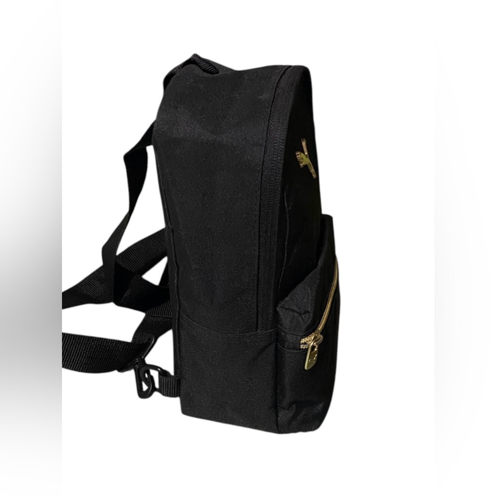 PUMA ~ Unisex Adult Sling Bag
Black & Gold
11” x 6” x 3.5” - Picture 2 of 11